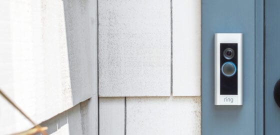 铃声视频门铃专业安装在旁边的蓝色门